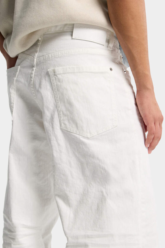 Baggy jeans, in de massa geverfd Baggy jeans, in de massa geverfd