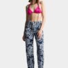 Dalma-Jeans met donkere bloemenwas Dalma-Jeans met donkere bloemenwas