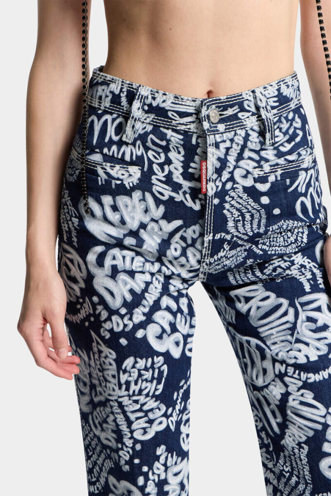 Dalma-Jeans met donkere bloemenwas Dalma-Jeans met donkere bloemenwas
