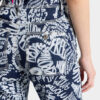Dalma-Jeans met donkere bloemenwas Dalma-Jeans met donkere bloemenwas