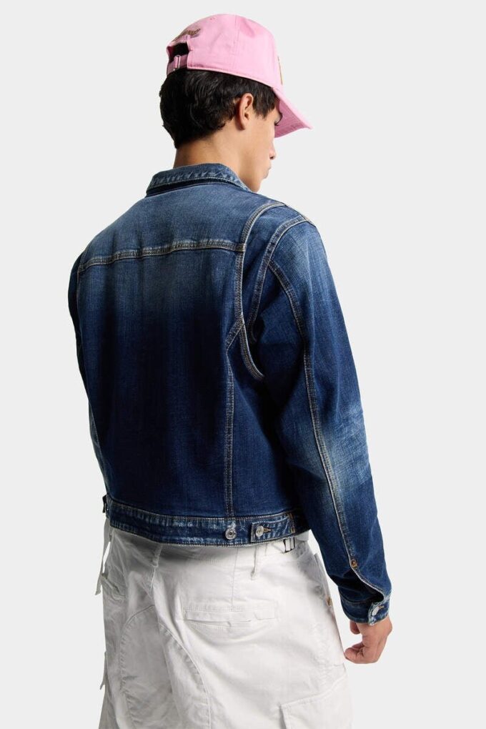 Donkere rokerjas over jeansjas Donkere rokerjas over jeansjas