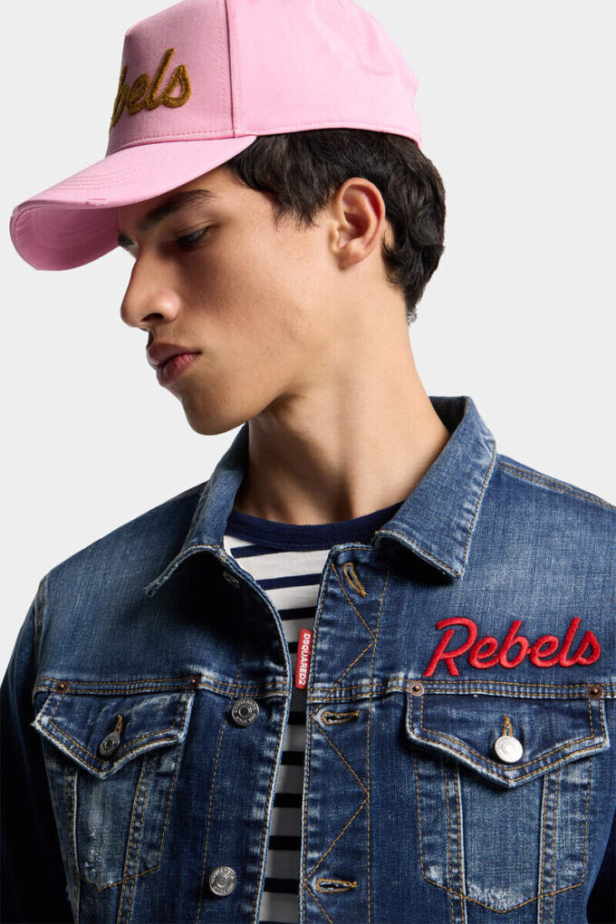 Donkere rokerjas over jeansjas Donkere rokerjas over jeansjas