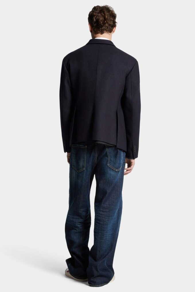 Donkere, strakke wassing, losse Jeans