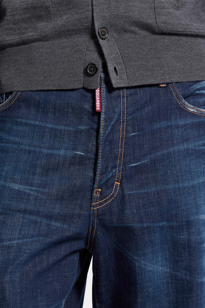 Donkere, strakke wassing, losse Jeans