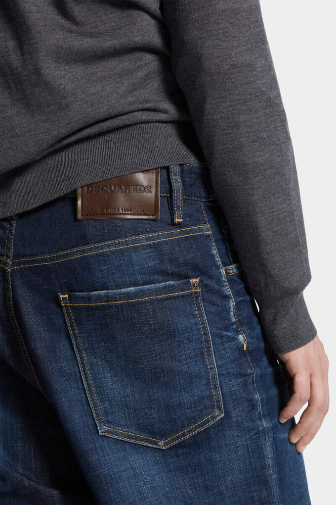 Donkere, strakke wassing, losse Jeans
