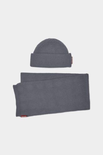 Gebreide sjaal en muts in geschenkdoos