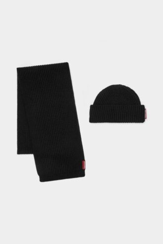 Gebreide sjaal en muts in geschenkdoos