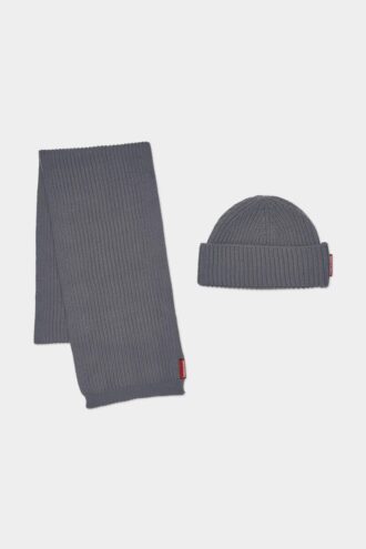 Gebreide sjaal en muts in geschenkdoos