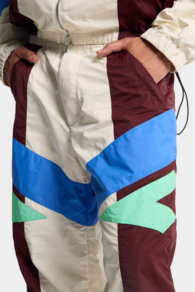 Loose broek van een trainingspak met kleurblokken Loose broek van een trainingspak met kleurblokken