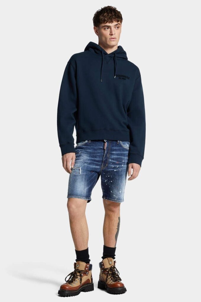 Marineblauwe korte broek met middelgrote rode stippen Marineblauwe korte broek met middelgrote rode stippen