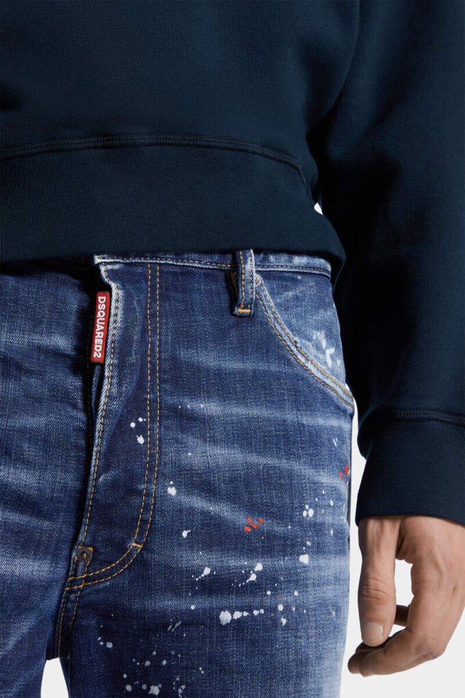 Marineblauwe korte broek met middelgrote rode stippen Marineblauwe korte broek met middelgrote rode stippen