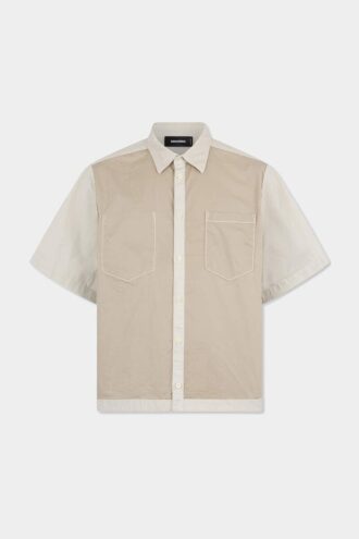 Omgekeerd gedragen overhemd met korte mouwen