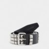 Riem met gesp met studs over het hele oppervlak
