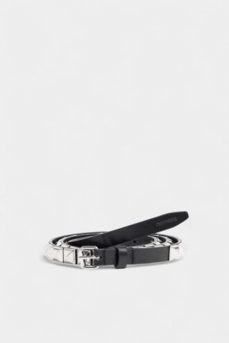 Riem met gesp met studs over het hele oppervlak