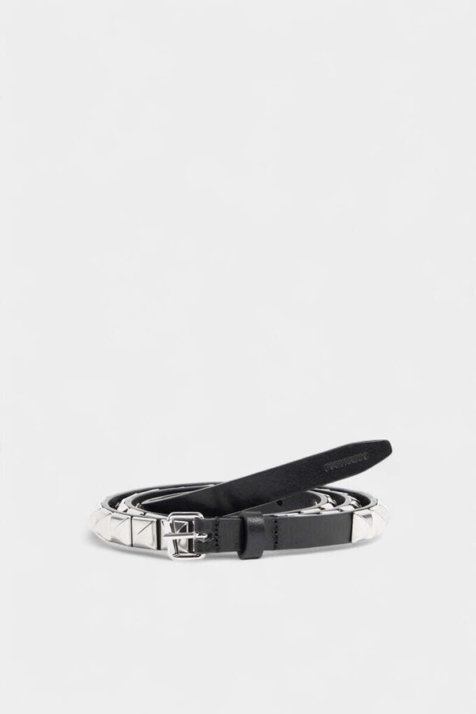 Riem met gesp met studs over het hele oppervlak