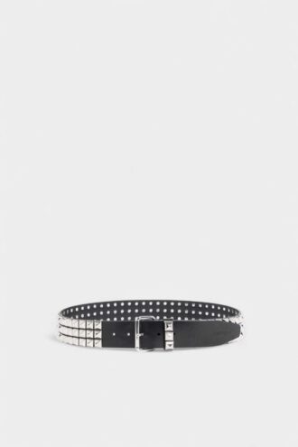 Riem met gesp met studs over het hele oppervlak