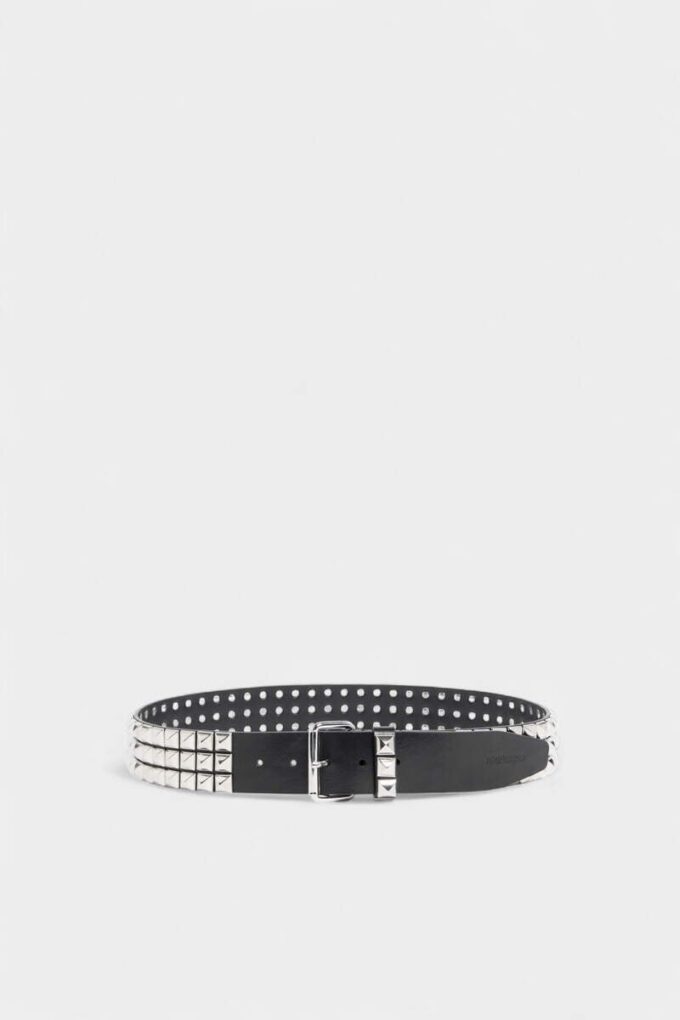 Riem met gesp met studs over het hele oppervlak