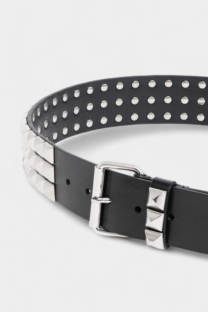 Riem met gesp met studs over het hele oppervlak
