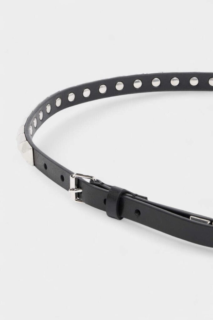 Riem met gesp met studs over het hele oppervlak