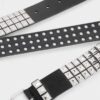 Riem met gesp met studs over het hele oppervlak