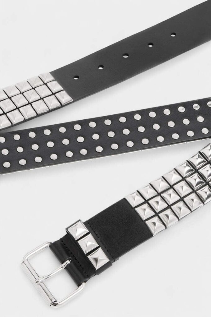 Riem met gesp met studs over het hele oppervlak