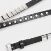 Riem met gesp met studs over het hele oppervlak