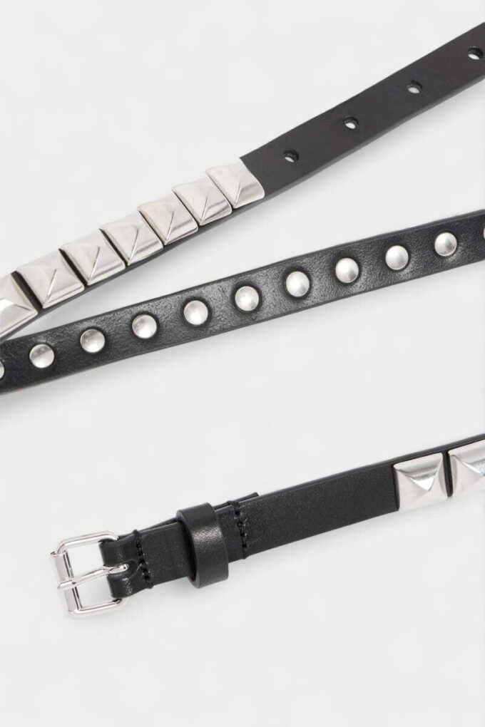 Riem met gesp met studs over het hele oppervlak